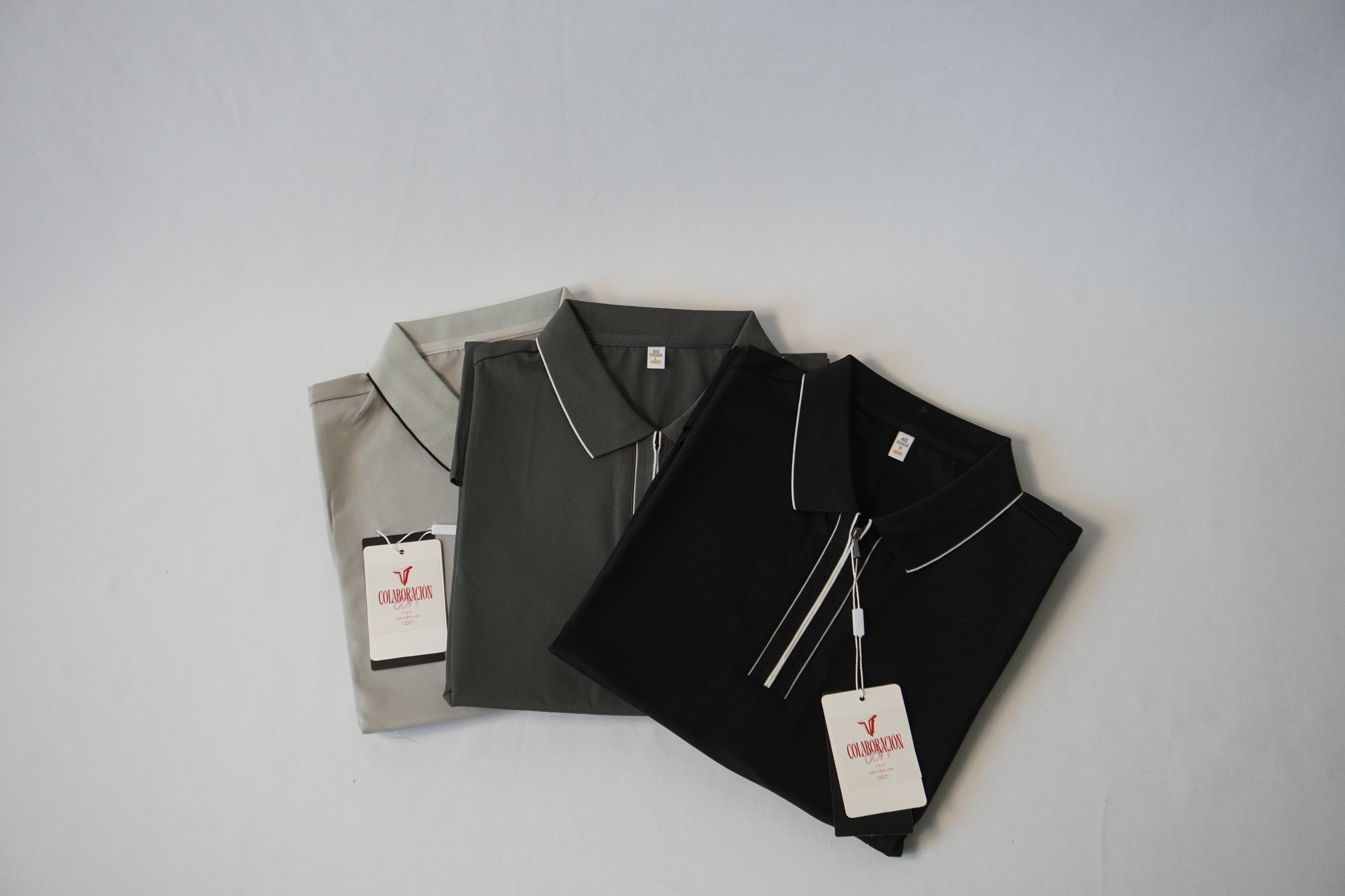 Polo de hombre con cierre metálico y confección premium.