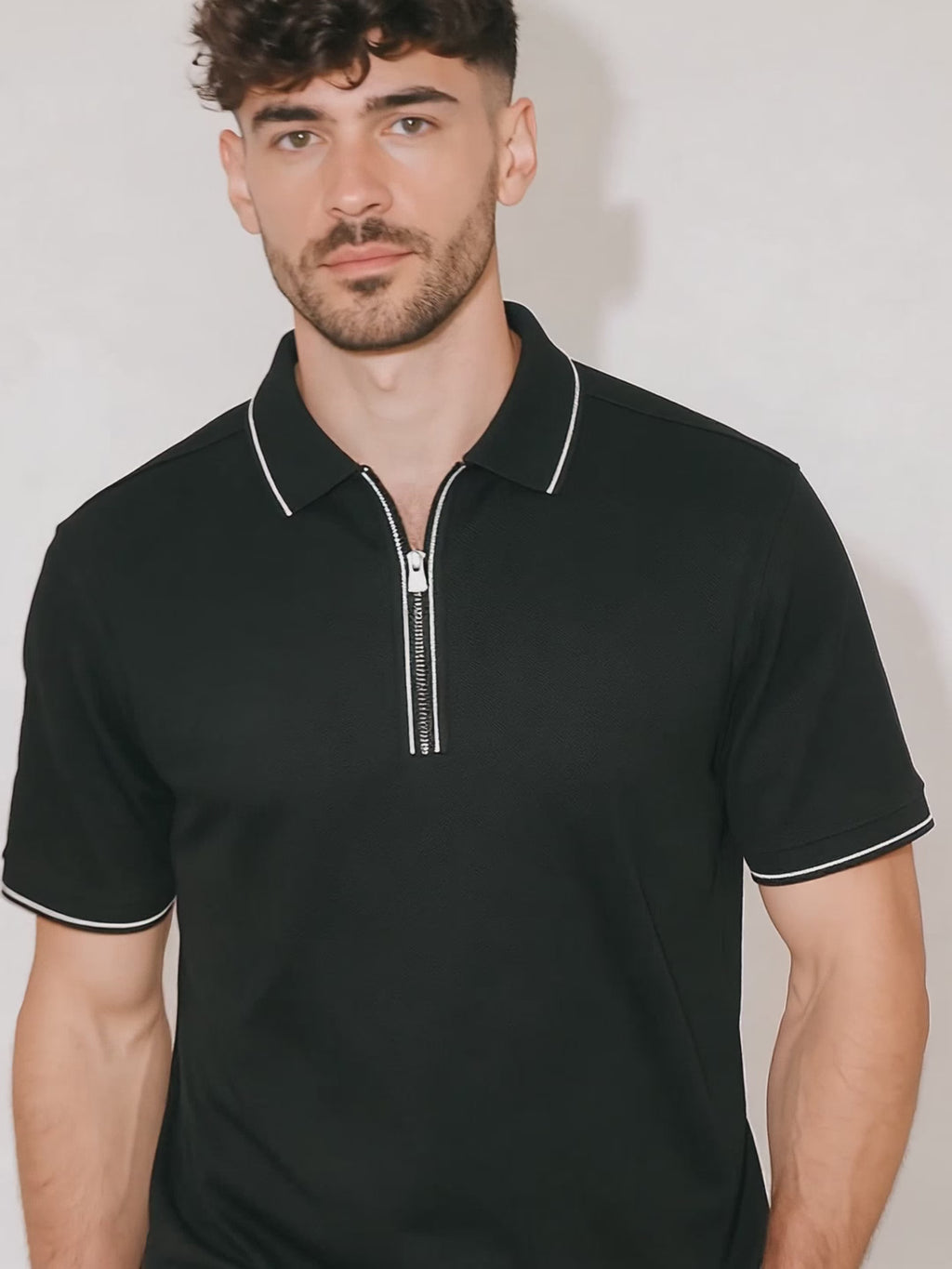 Polo de hombre con cierre metálico y confección premium.